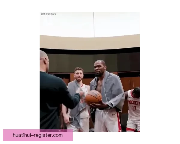 开心庆祝！火箭队更衣室泼水祝贺杜兰特 乌度卡将比赛用球交给阿杜